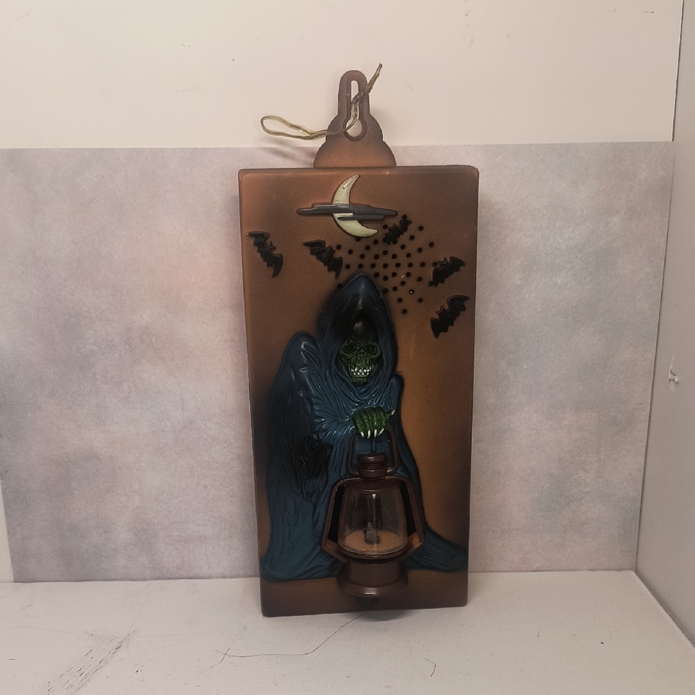Spooky Wall Hanging with Lantern and Bats Tested